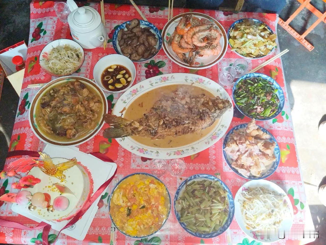 山里人家的家宴。

还是在老家热闹，大嫂铁锅炖大鱼，美味无比，大姐配菜，外甥女炒