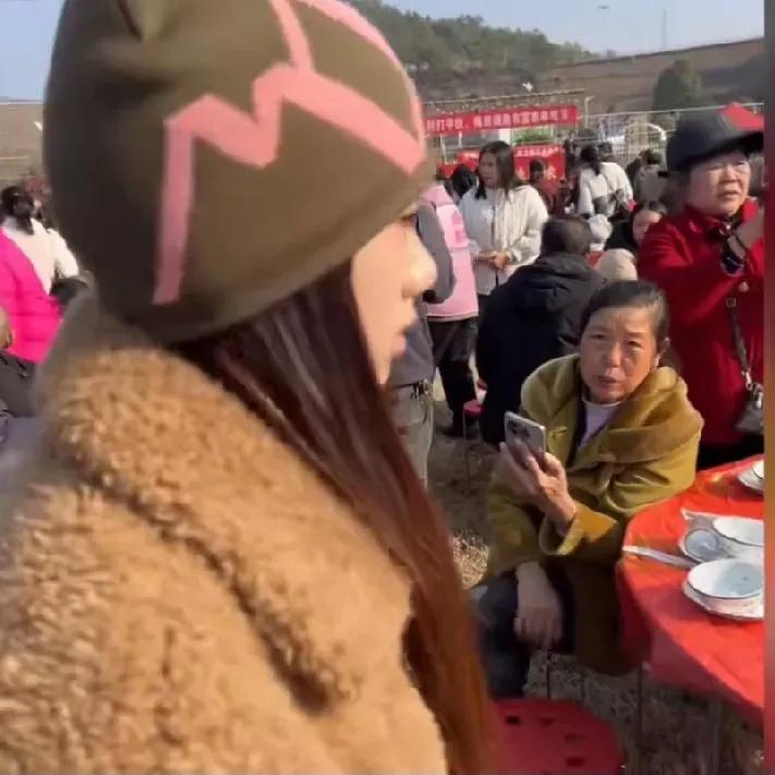 韩国妹子吃杀猪饭遇占位你咋看正常情况下，远来都是客，怎么能让人家吃不上饭就走呢？