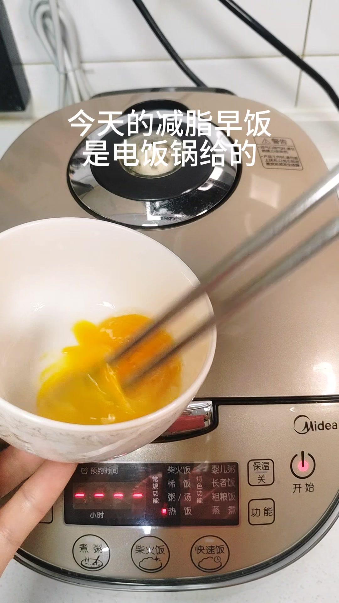 ✨减脂早饭，电饭锅搞定！🍳减脂早饭：
1️⃣无油蛋饼：
锅预热，倒蛋液，盖上盖