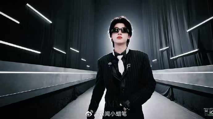 说唱巅峰对决舞台给我看爽了本季开篇诚意直接拉满，严浩翔《FLY》黑白舞台以高级质