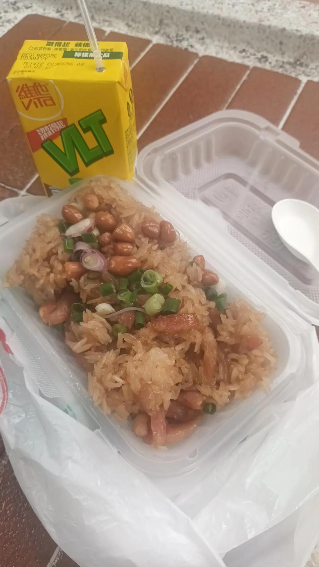 提盒糯米饭，安坐公园凉凳，一餐一食，惜之珍之。