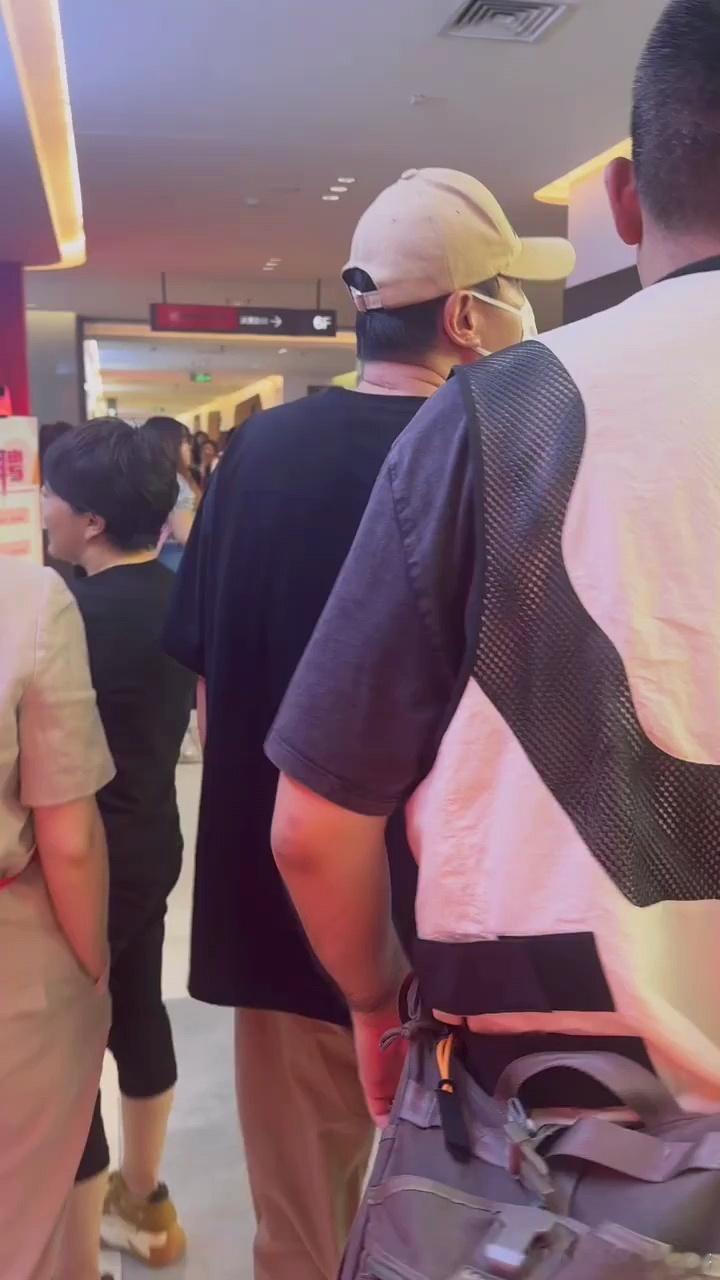 #沈腾低估了自己的影响力##沈腾看电影被认出后的场面# 沈腾看电影被认出后的场面