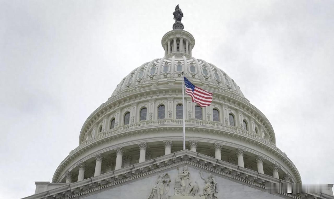 iPhone退税系统崩了，特朗普急着补税法漏洞，苹果却悄悄换帅不走了。
2026