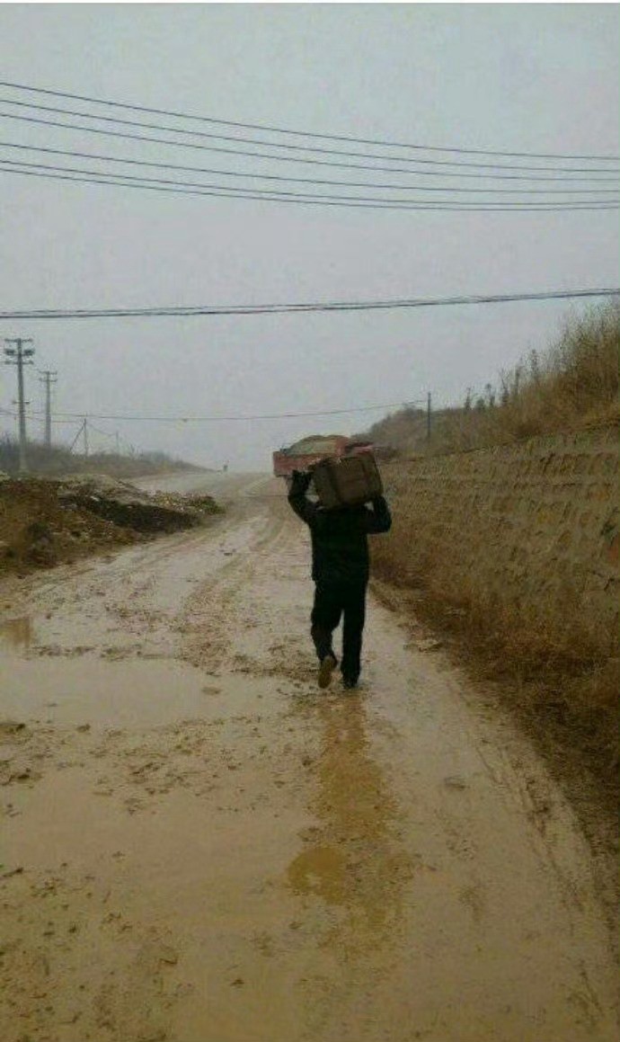 网友：我爸，怕我行李箱脏了，就一路扛到车站… 