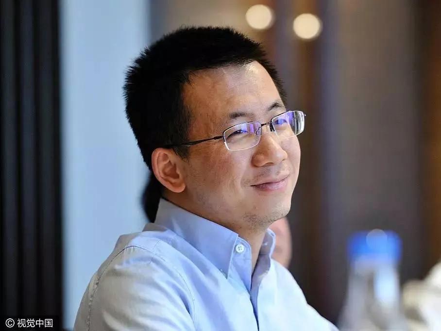 大三的一天，张一鸣帮一个女老乡修电脑。回来后，他兴奋的对朋友说：“这个女孩子真不
