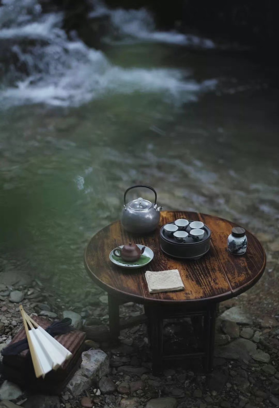 高兴与痛苦，人皆有之。高兴时心平气和地感受它；痛苦时平静地体会它。人，由于没有开