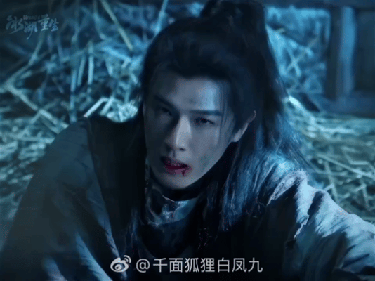 李昀锐这个新剧的动图，嘴角还都是血丝，身上的妆造也是乱糟糟的，可怜兮兮的模样，粉