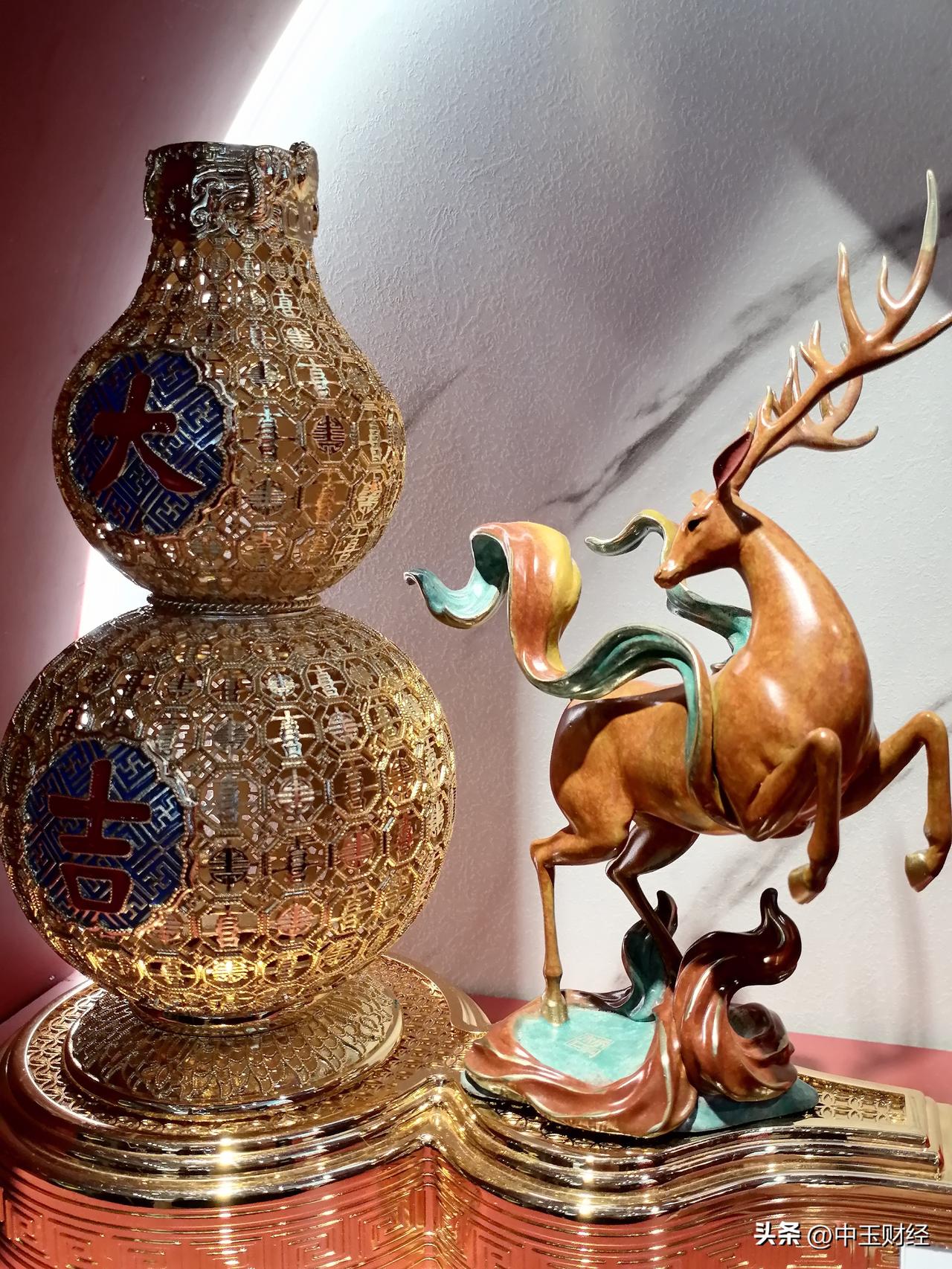 这是一件家中摆件，葫芦象征着满满的福气，与鹿搭配相得益彰，尽显福禄盈满。
实际上