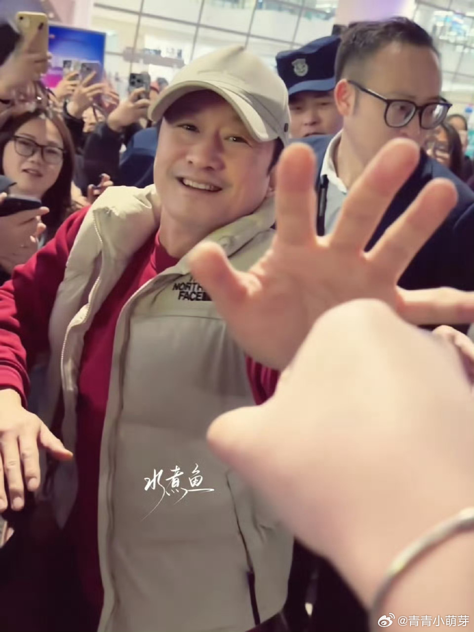 吴京 战狼不干这个吴京踏上“爱豆京行时”新旅程啦！不懂追星套路，但真诚满满。给兔