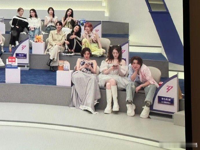 李小冉唐艺昕后台玩手机李小冉唐艺昕后台玩手机被审判了，你们怎么看