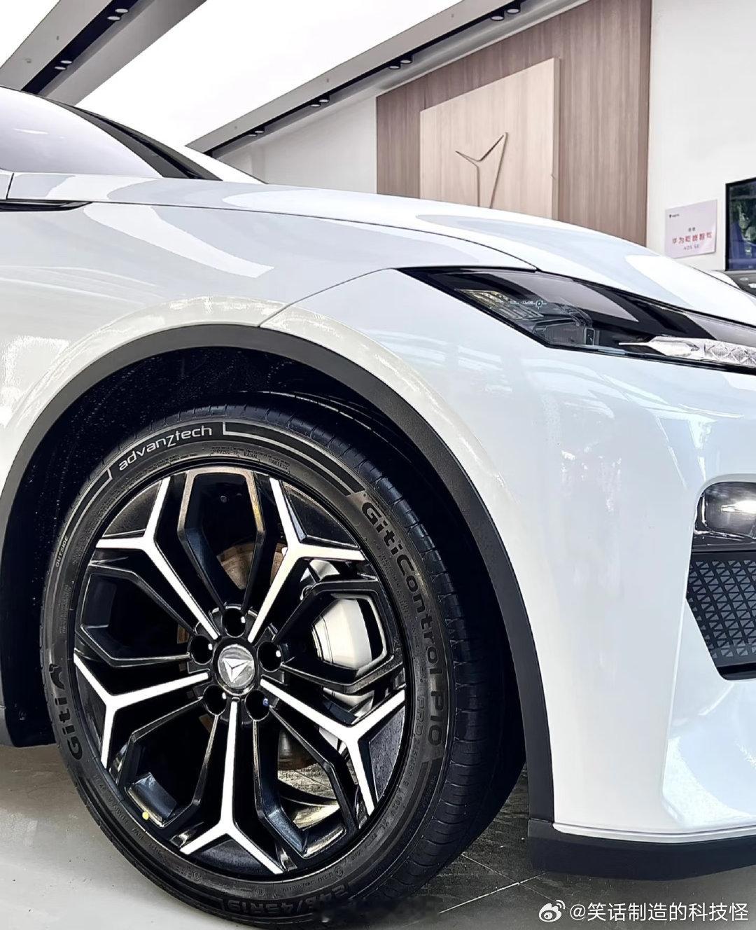 深蓝 SL03✨优势亮点颜值与配置：外观超吸睛，配置丰富，智能座舱 + 驾驶平稳