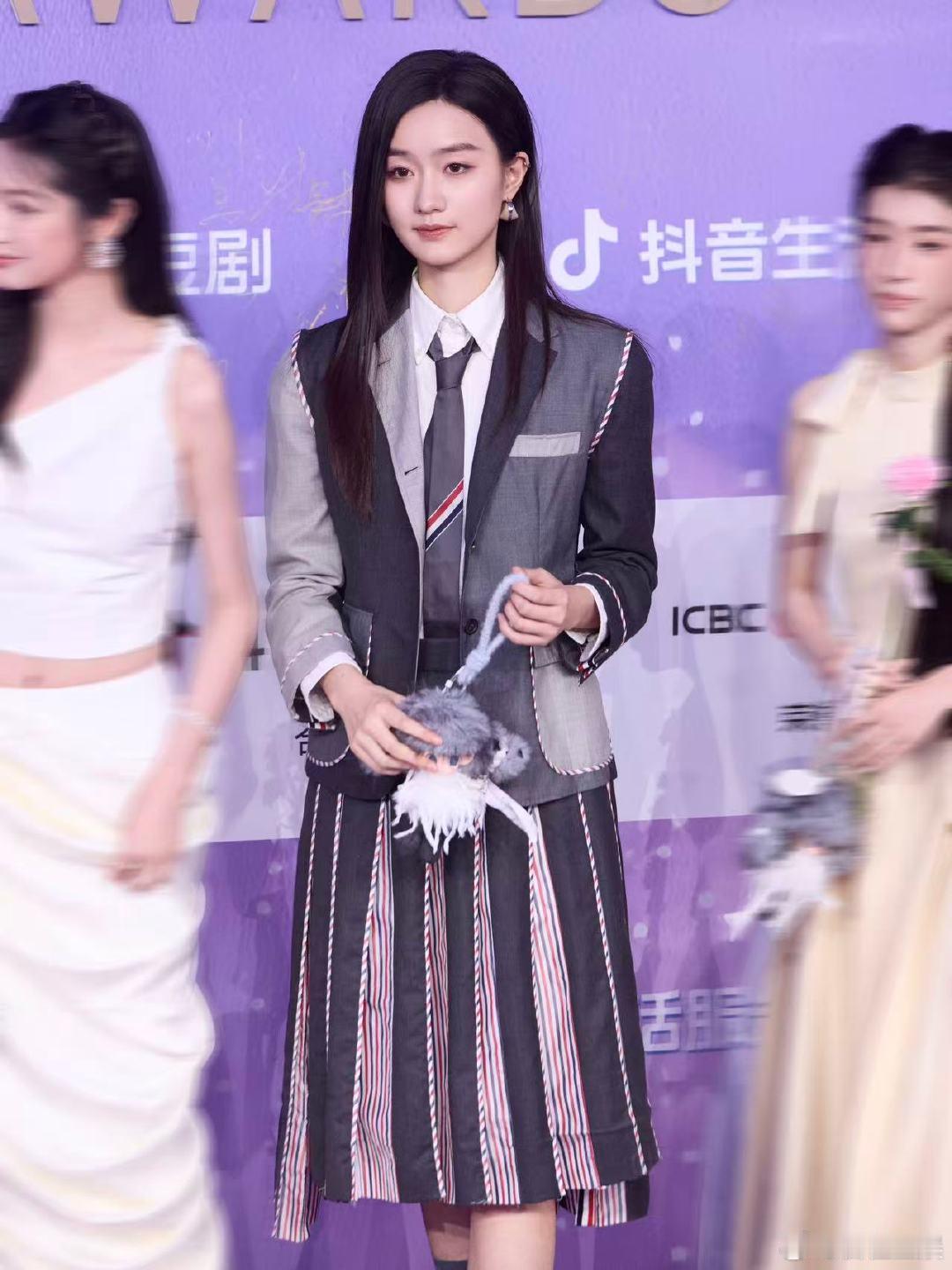 纪姿含温宜公主亮相百花奖 这些年她一直平衡学业与工作，默默提升自己，顺利考完高考