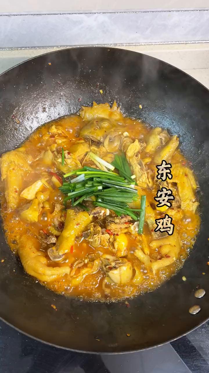 东安鸡。
·水烧开下整只三黄鸡，2个黄栀子，几片生姜，小半勺料酒，下入一大勺盐，