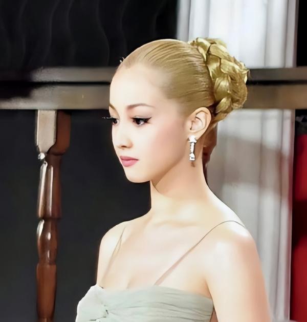 “亚洲第一美人”泽尻英龙华的婚前协议太硬核：婚内每月夫妻生活不得少于5次，男方需