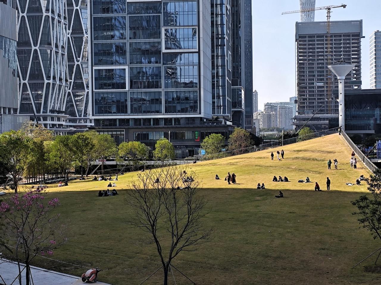 说到广州目前哪里牛马浓度最高？当属琶洲西区CBD无疑，大厂聚集，牛马成群。

坐
