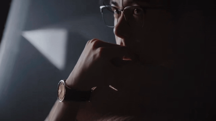 芭莎男士曾舜晞五月刊封面 白西装那套的领口线条利落，衬得他脖颈修长。黑金那套的肩