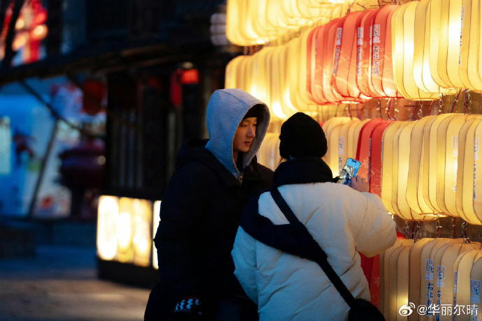蒋敦豪重新定义妈宝男 真的被蒋敦豪圈粉了！陪妈妈逛长城，从登山杖、帽子到热水，每