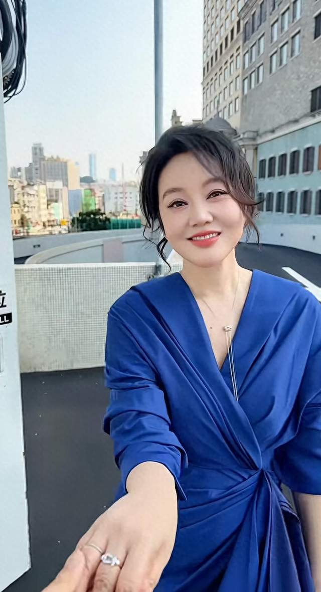 44岁闫妮澳门天台亮相，宝蓝裙造型惊艳