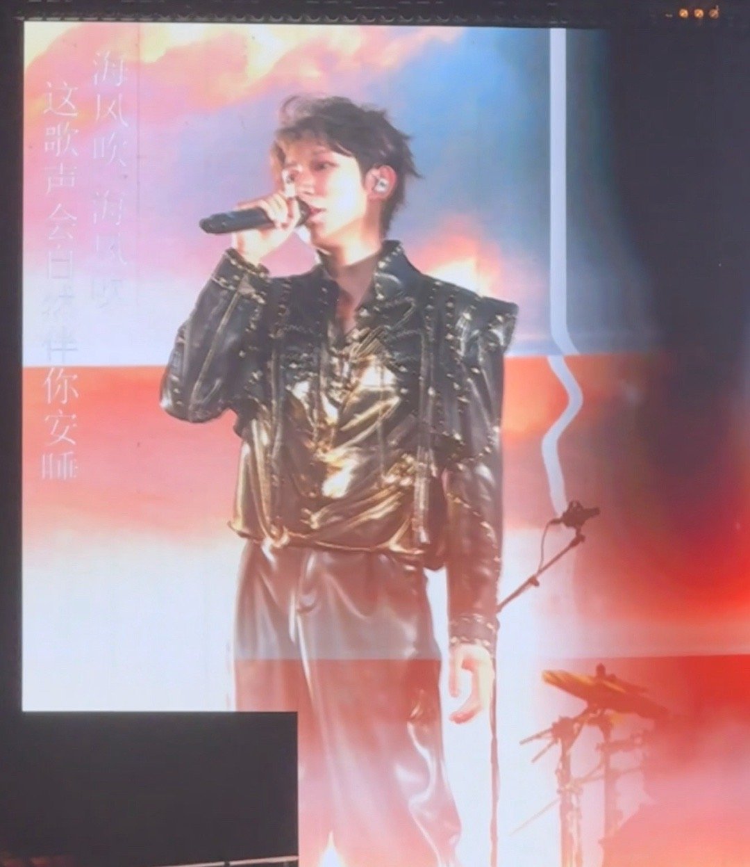 #王源[超话]# 王源你真是演唱会的神！！！vocal这身造型的舞台松弛感真的无