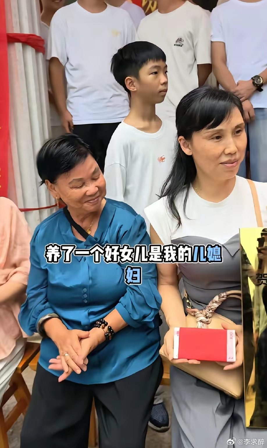 湖南耒阳一场升学宴，刷屏无数。现场一位八十三岁高龄老人，打破了所有宴席的常规套路