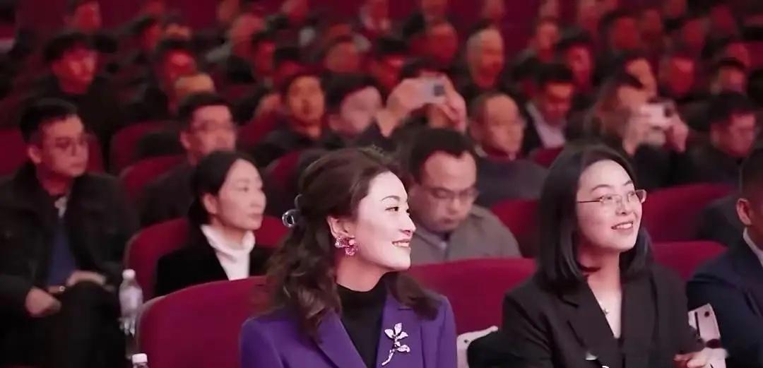 [浪][浪][话筒][话筒]宗馥莉女士实在是太牛了，她自己一点一点一个人积累这一