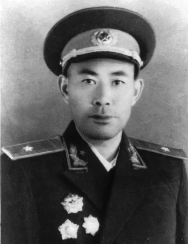 彭龙飞，男，1915年出生，江西永新人，曾任湘赣军区连指导员、第六军团营教导员。