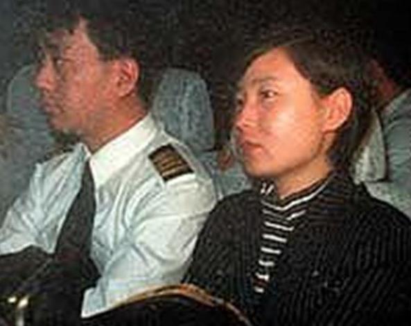 1998 年机长因分房不满，携妻劫持 95 人客机叛逃，刚入境就被拦截，结局大快