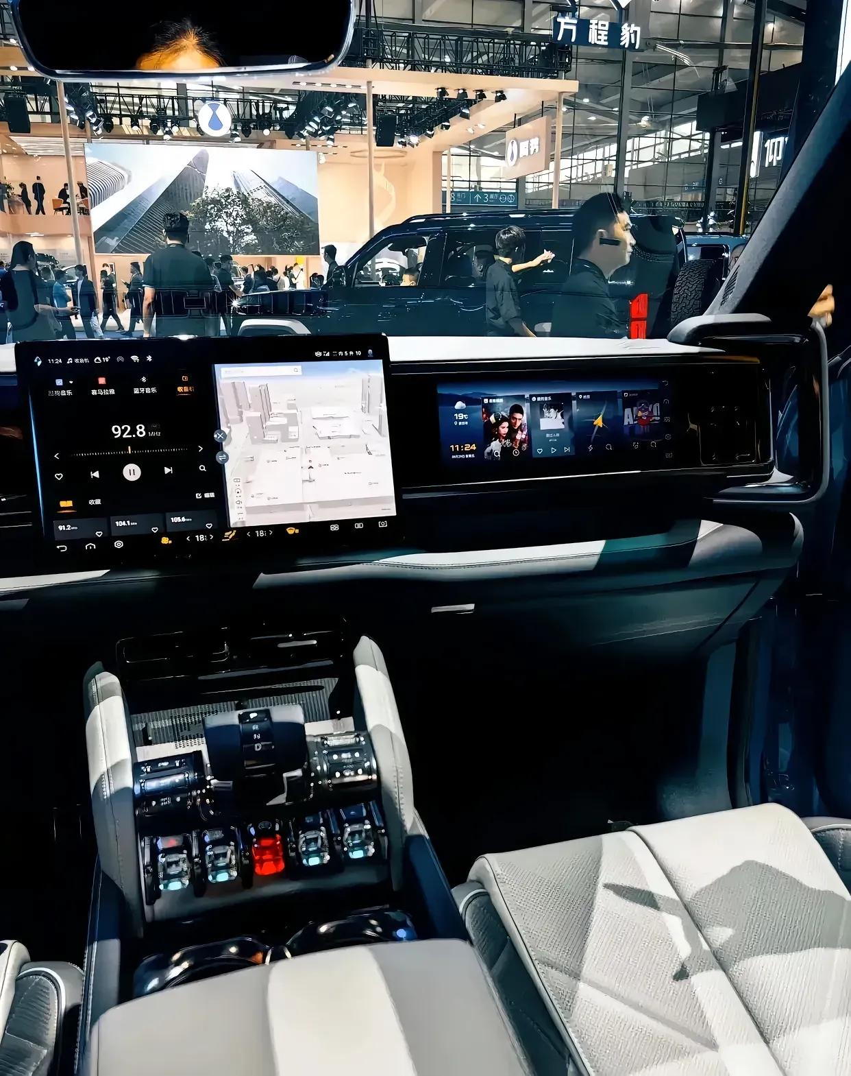个人感觉方程豹内饰比仰望U8内饰好看多了，方程豹这个看上去更有科技感，更现代，更
