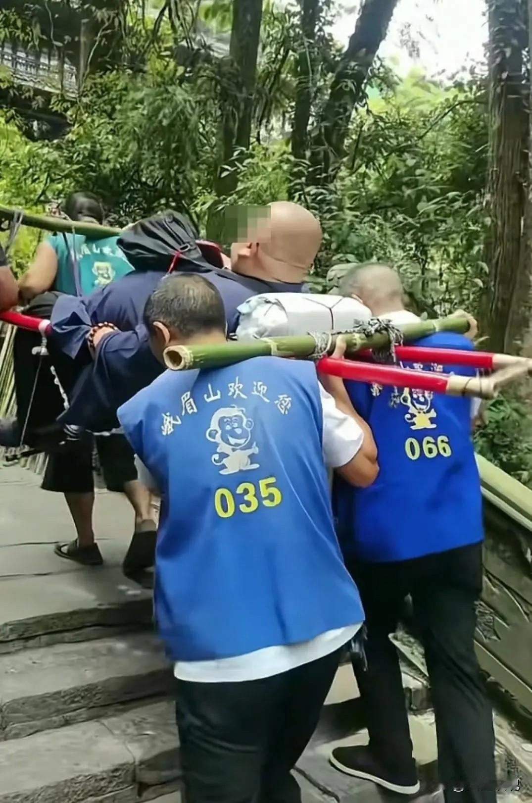 263斤超重游客花2.21万坐滑竿上山，网友批：没人性

最近，一位体重超重的游
