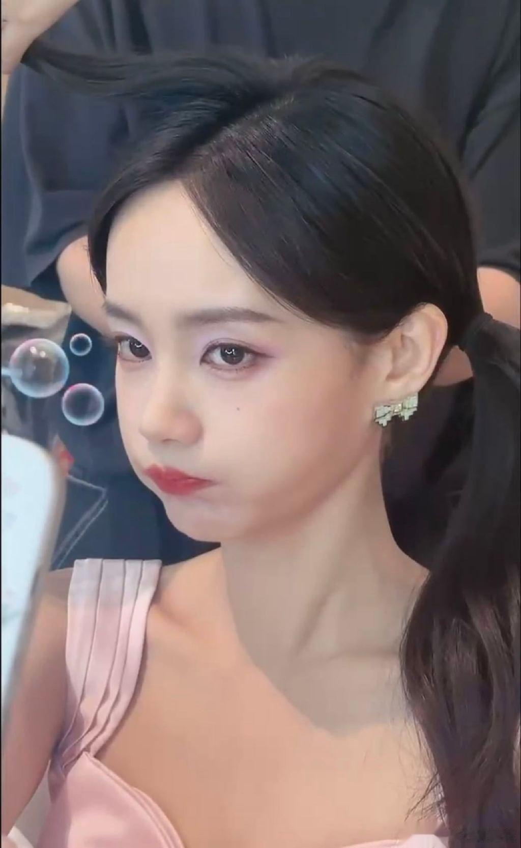 #李一桐多巴胺芭比妆# 多巴胺风格的李一桐还怪好看的嘞这么美的 look 图我要