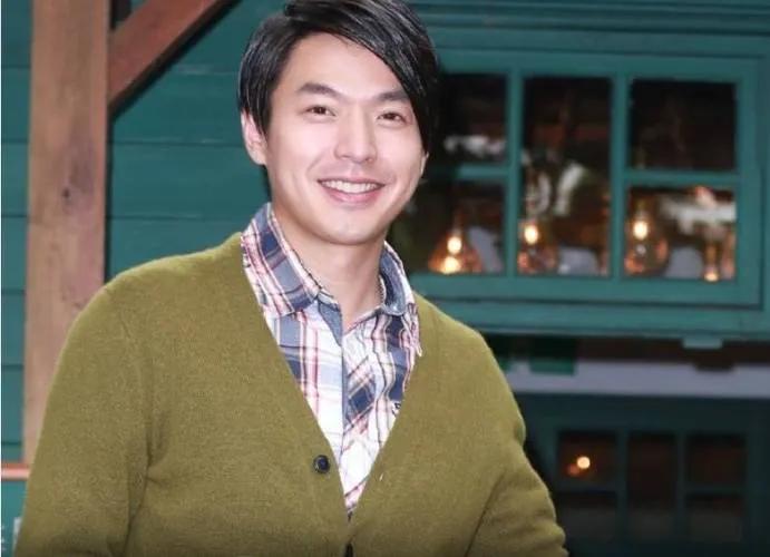近日，李威保释后发声“因果业力来了”引发热议。他因卷入精舍命案而成为被告，这句发