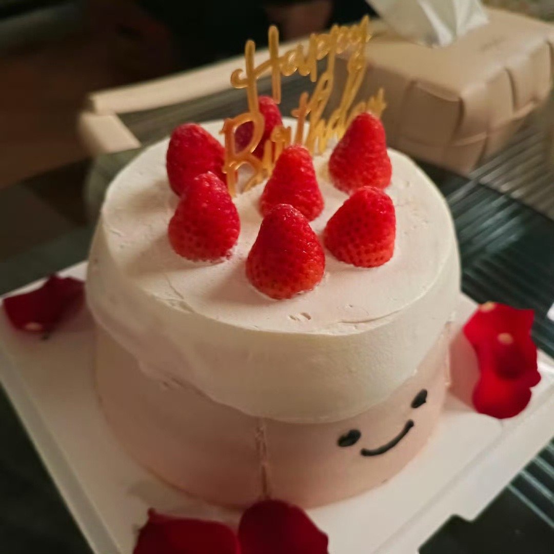 温以凡 草莓蛋糕很好吃 温以凡不舍得买的草莓蛋糕桑延买给了她 