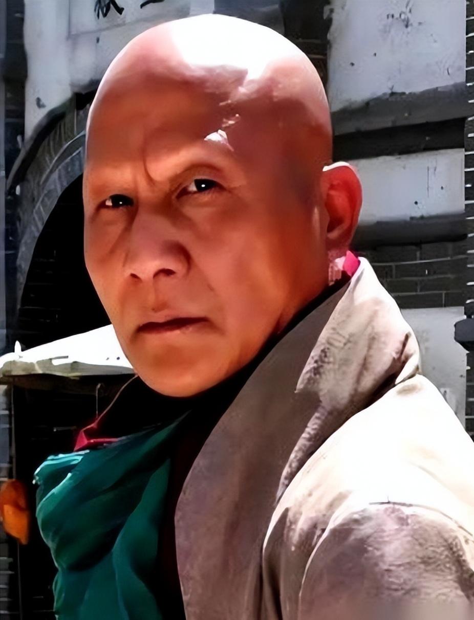 17岁那年，计春华给自己煎了锅中药，锅是铝的。第二天一早，他一照镜子，头发、眉毛