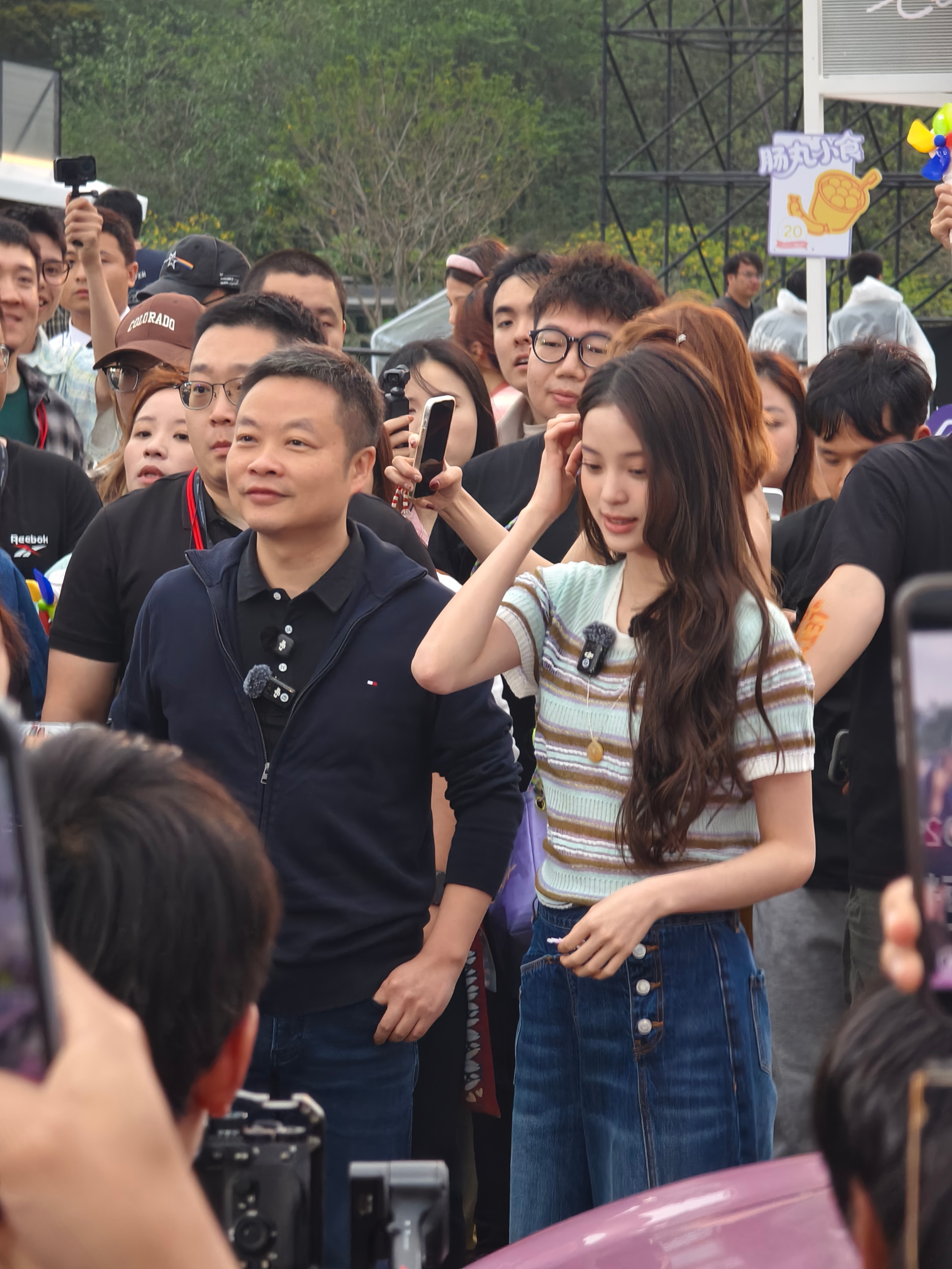 来鹏子的发布会了，居然看到欧阳娜娜了欧阳娜娜开新款MONA冒雨参加发布会2026