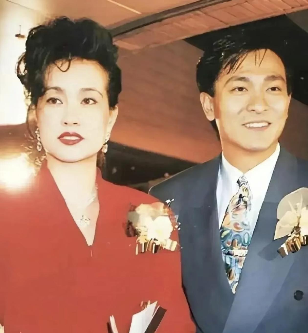 90年代，第十届金像奖活动现场。刘晓庆和刘德华一块出席时，留下的一张合影。两人胸