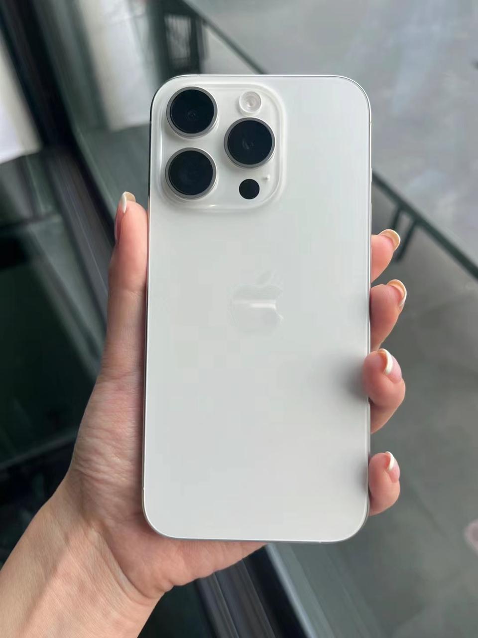 你们知道为什么每一代iPhone都有白色吗？因为黑白自古不会出错！今年iPhon