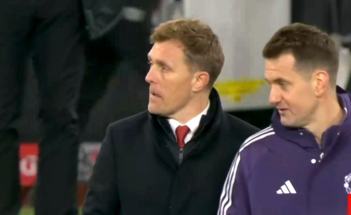 看曼联的后防线，你都搞不清它到底算个什么门派。
教练在场边一挥手，上四后卫。球来