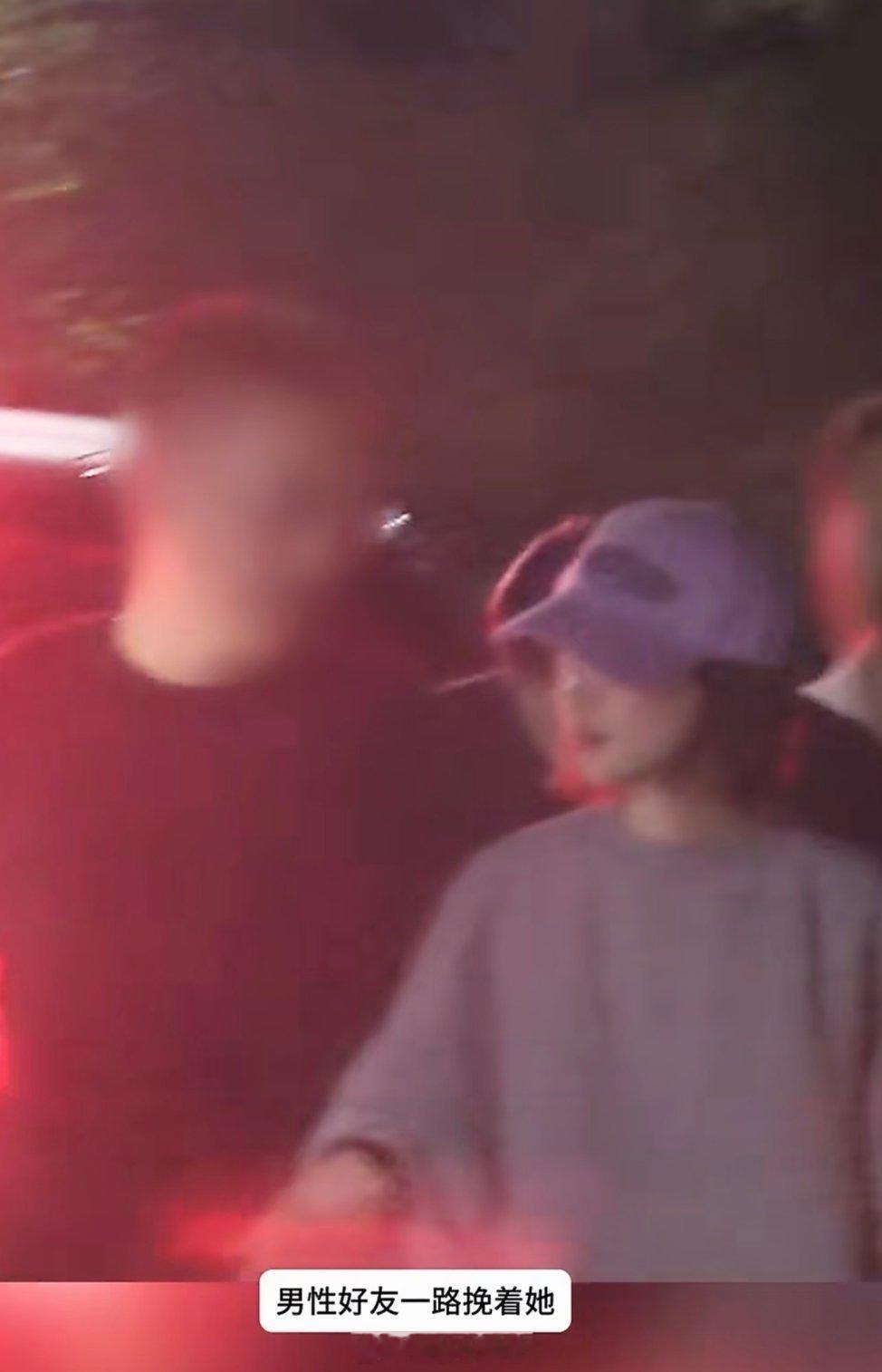 周冬雨酒吧聚会到深夜周冬雨被拍到与好友在酒吧聚会至深夜，离场时因微醺由一名男性好