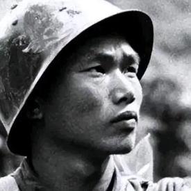 1990年重庆街头，一个农民被几十个混混围攻，他竟徒手接住扔来的板砖进行回击，打