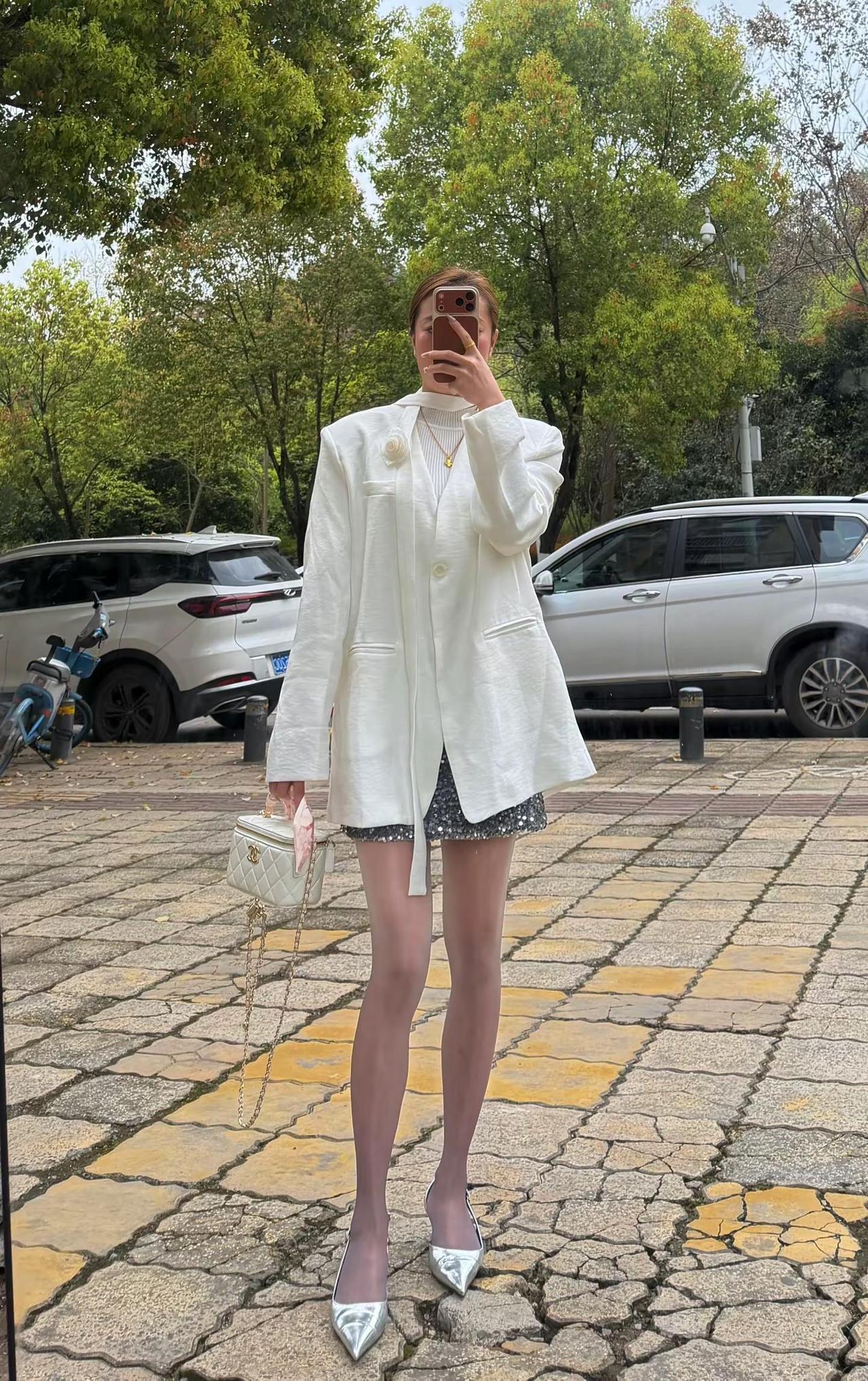 我的爱并不是逢人就给 如果你见过我最像小孩的那一面 那你一定是我最爱的人白西装外