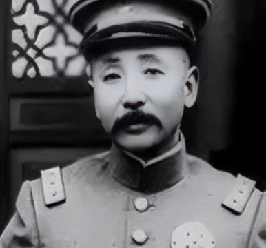 张作霖路过一个修鞋摊，见鞋匠干活慢，抬脚就踢了一下。鞋匠反手就给了他一巴掌，骂道