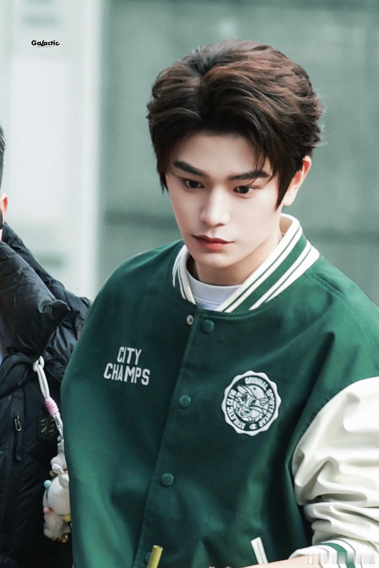 丁禹兮春晚备播录制 今日春晚路透完全是少年感具象化！牛油果色系棒球服造型，清爽满