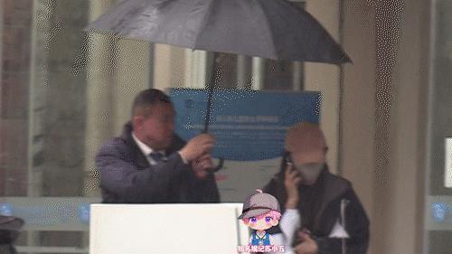 杨颖牙科就医Angelababy牙科就医 有娱乐自媒体拍到杨颖和工作人员去牙科就