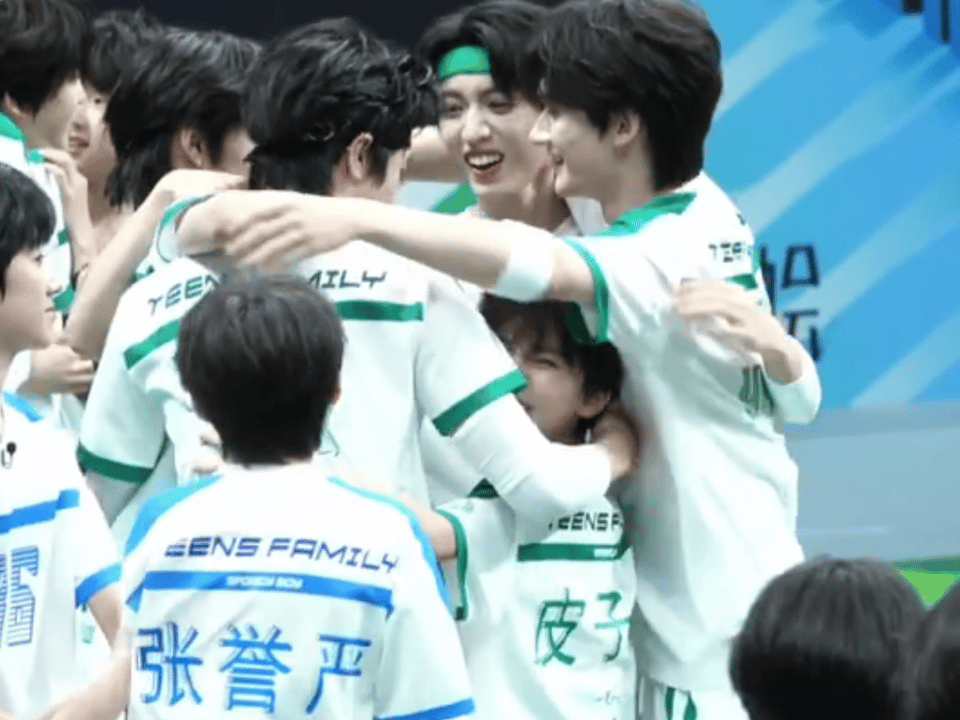 朱志鑫在四五代是不是出了名的好相处啊 被五代小孩一把捞起来也不生气就萌萌地去转圈