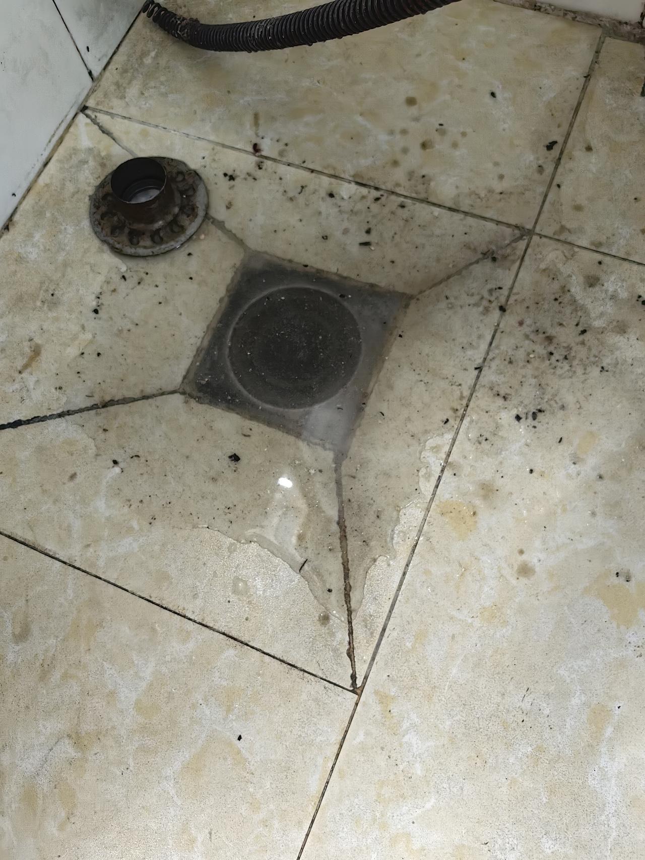 下水道堵了，在某团上咨询疏通下水道的价格，说是28元，后面来了一个东北口音的大哥