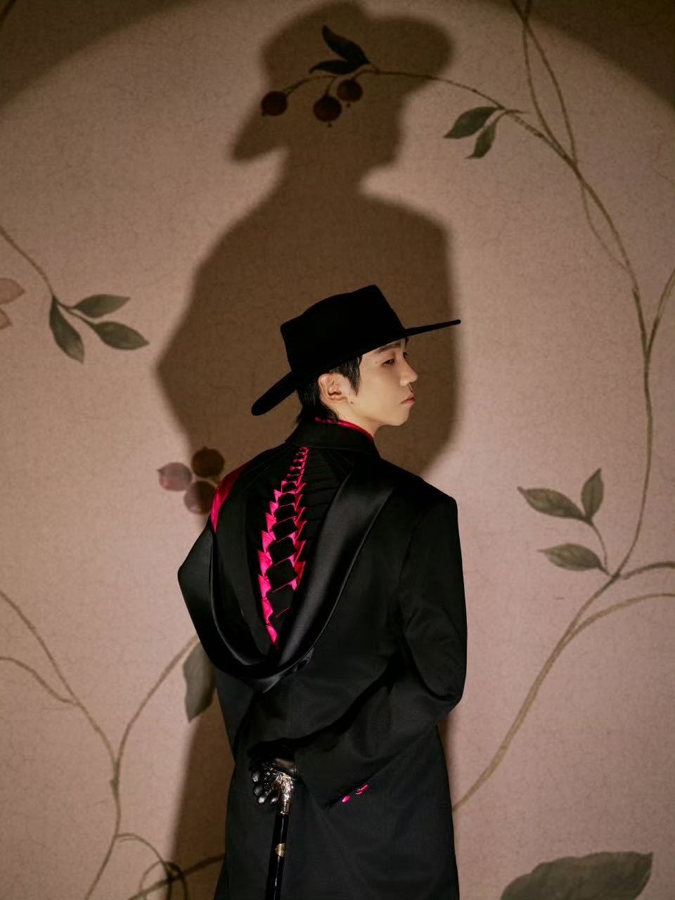 白举纲 戴帽子的男人与小狗 被这组图甜到了！戴帽子的白举纲和小狗互动超有爱，限定