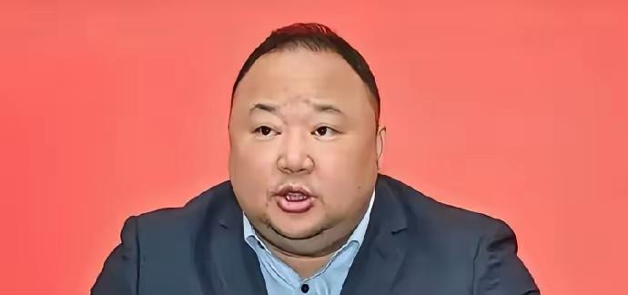 张军落马的连环瓜里，最让人五味杂陈的，是那个躲在背后的女人。

说起来你可能不信