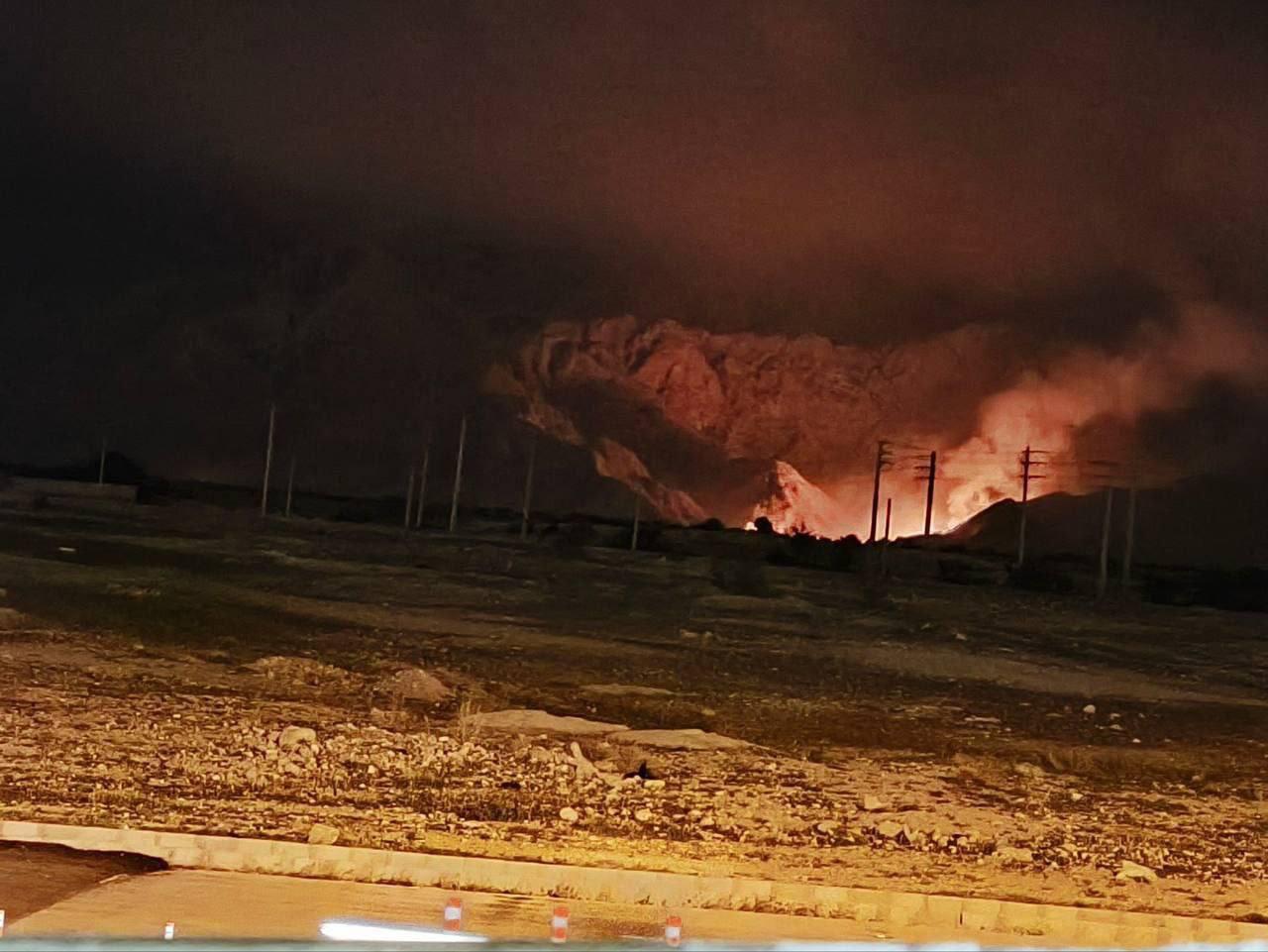 伊朗媒体消息：美以联军深夜突袭布什尔省博拉兹詹市郊导弹基地，四起爆炸接连炸响，赤