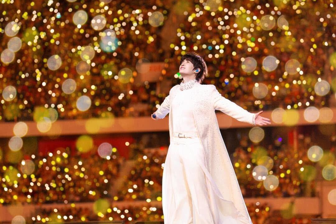 张远演唱会付完钱就把衣服穿上了 张远：票没卖完的时候可以牺牲一下色相。卖完了？不