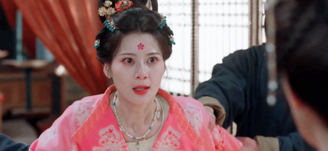 赵昭仪御廷谣严馥之古灵精怪的人设被赵昭仪完美诠释，喜感与灵动兼具，荧幕上鲜活生动